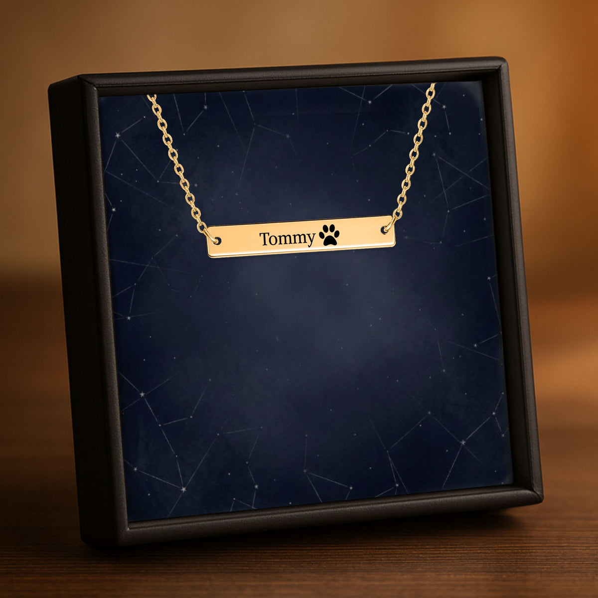 De horizontale staafketting in goud, in een geschenkdoosje