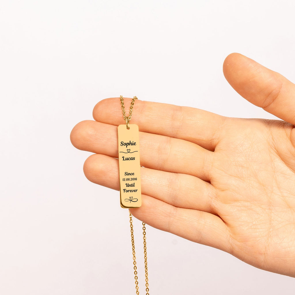 De gouden staafketting in een handpalm