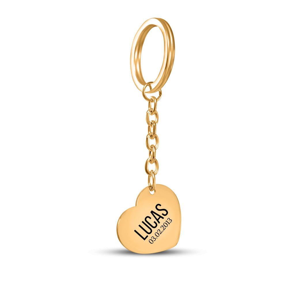 De gouden hartvormige sleutelhanger met ring en ketting, tegen wit
