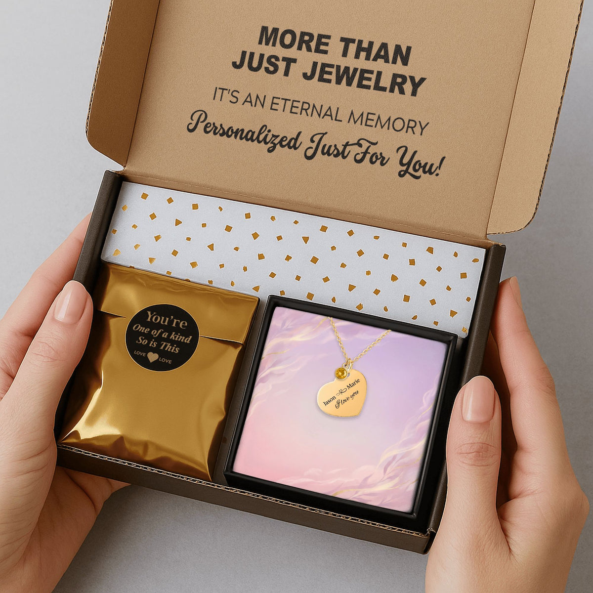 De gouden hartketting met geboortesteen in de verzenddoos met kaartje