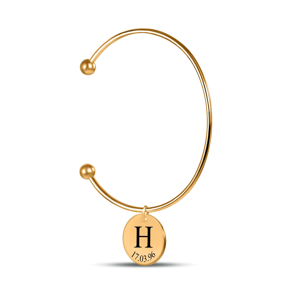 De gouden bangle met gegraveerde ronde hanger, tegen wit