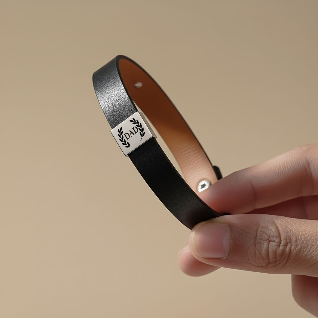 De herenarmband van kunstleer met gegraveerd plaatje