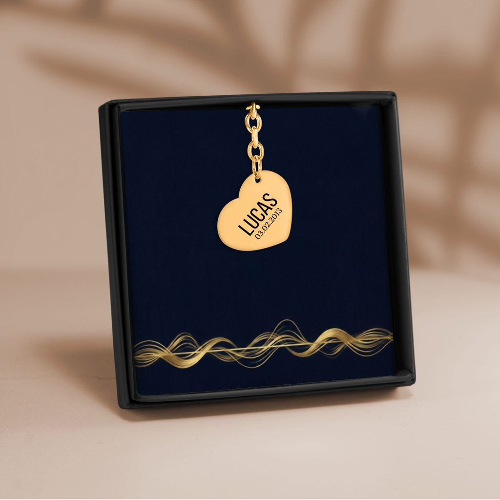 De hartvormige sleutelhanger in goud, in een geschenkdoosje