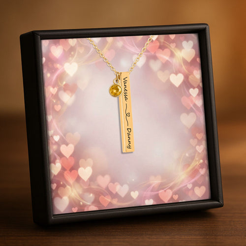 De 3D-staafketting met geboortesteen in goud, in een geschenkdoosje