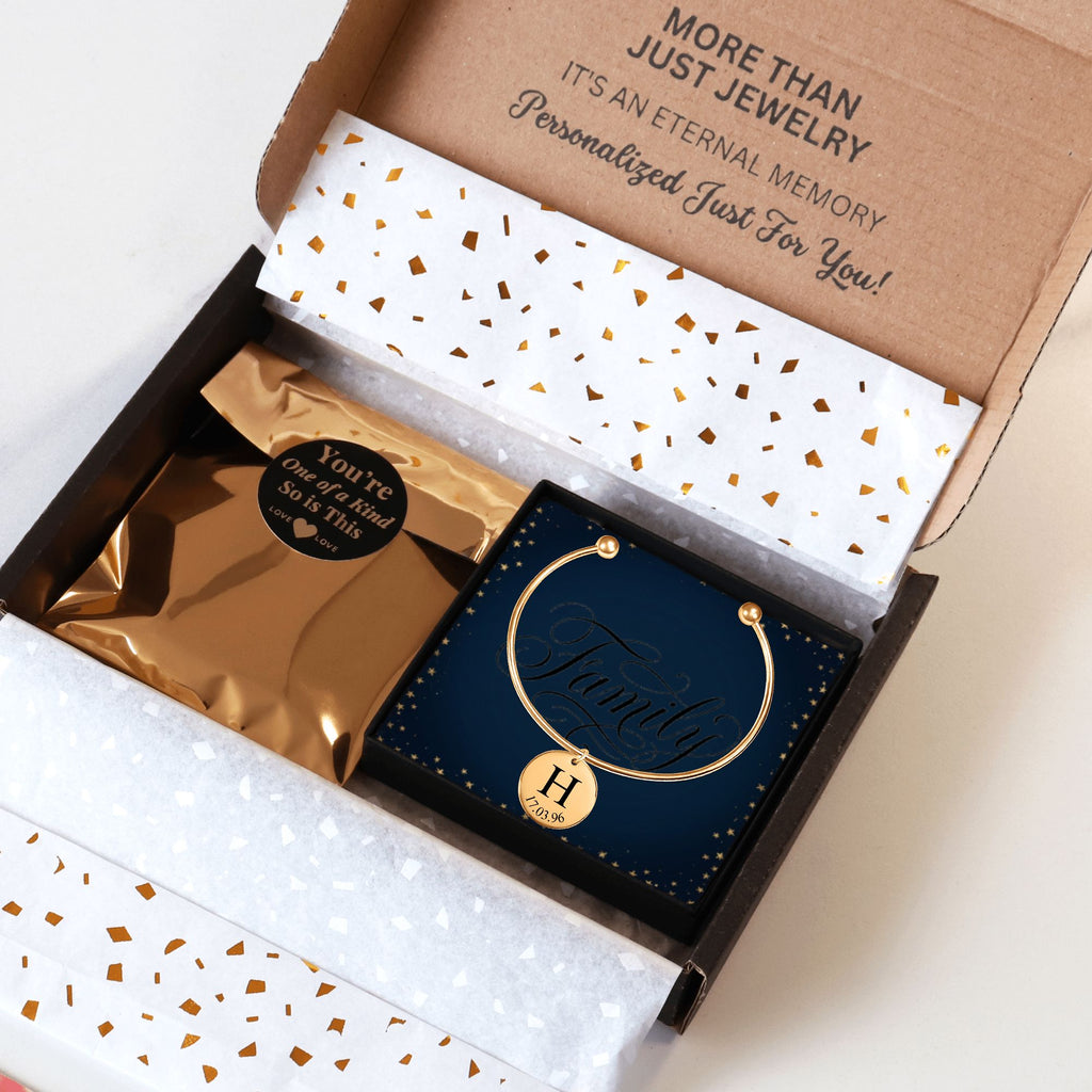 De gouden bangle in de verzenddoos met kaartje