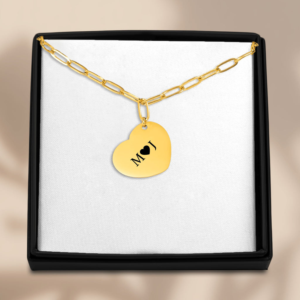 De gouden paperclipketting met hartje in het geschenkdoosje