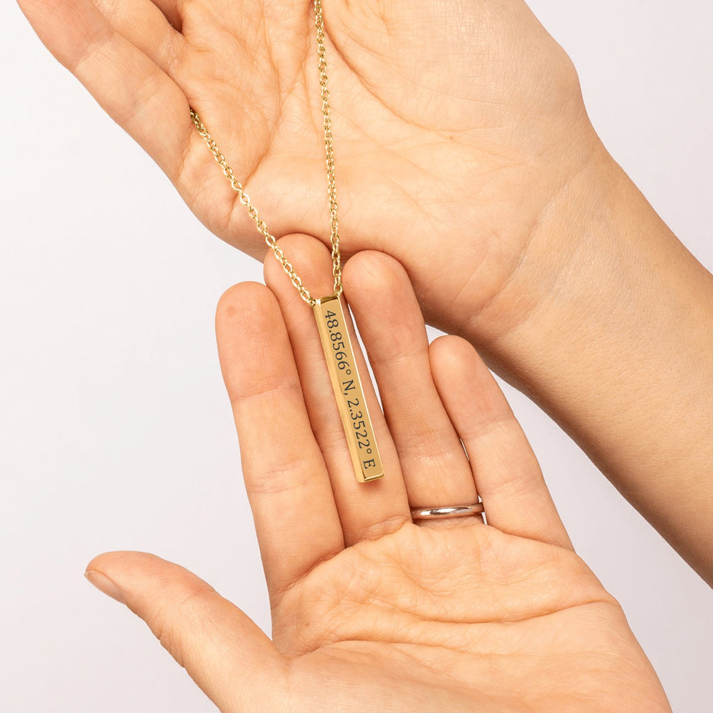 De gouden 3D-staafketting in een handpalm