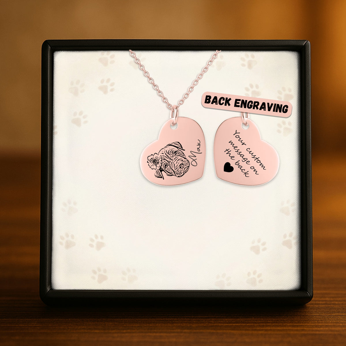 De roségouden hartketting in het geschenkdoosje, met de achterkant ernaast