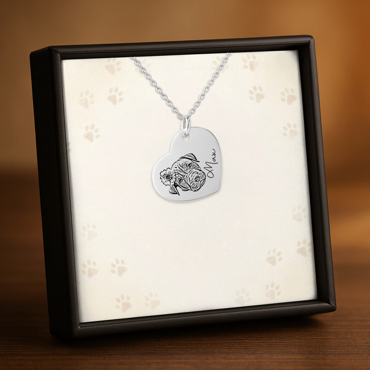 De hartketting in zilverkleur, in een geschenkdoosje