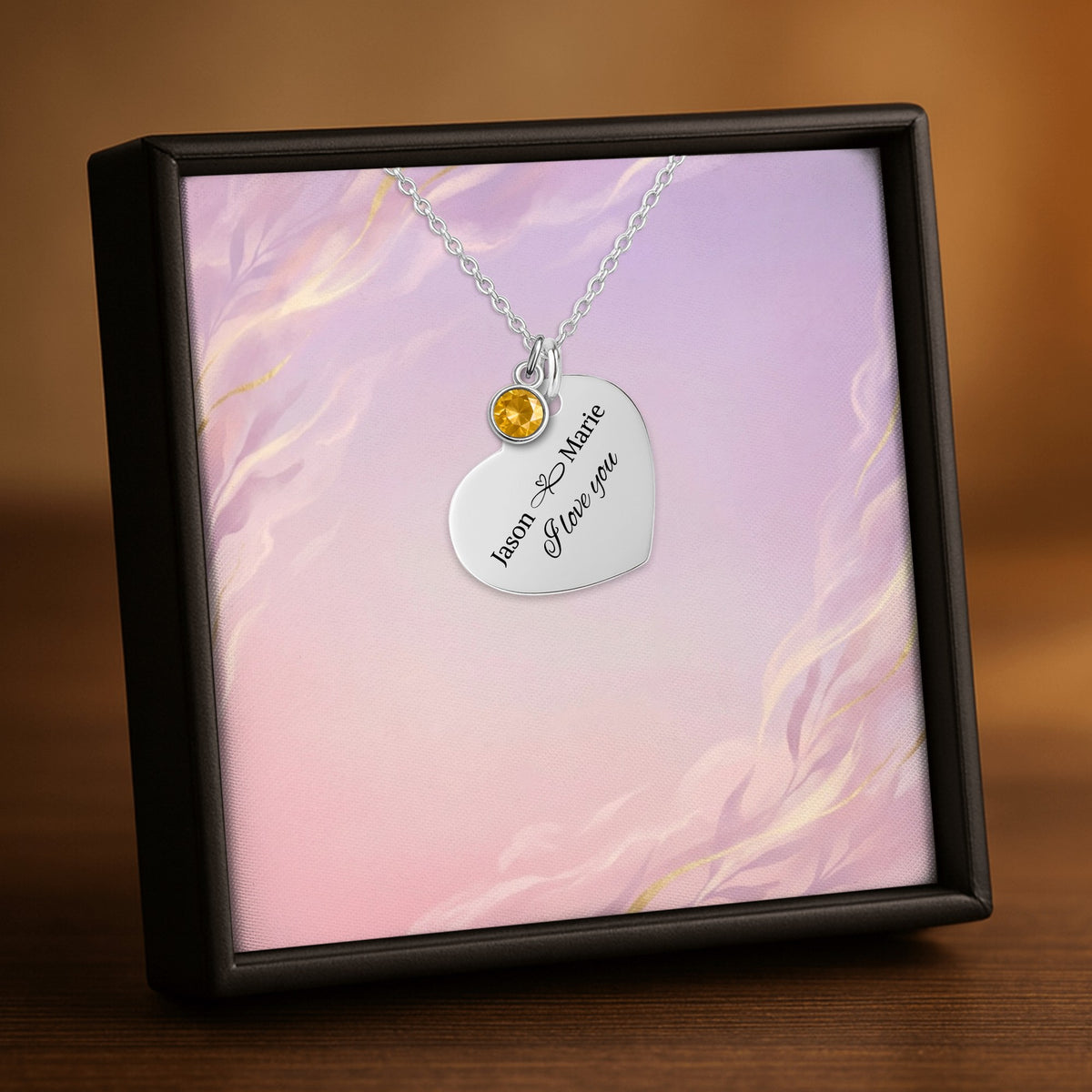 De hartketting met geboortesteen in zilverkleur, in een geschenkdoosje