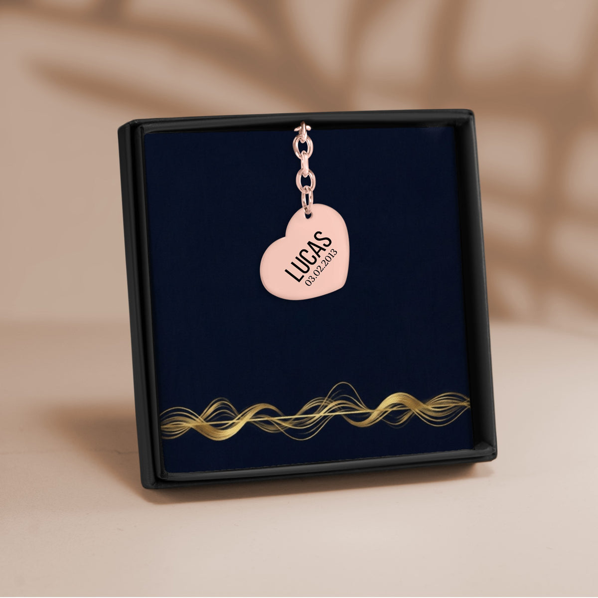 De hartvormige sleutelhanger in roségoud, in een geschenkdoosje