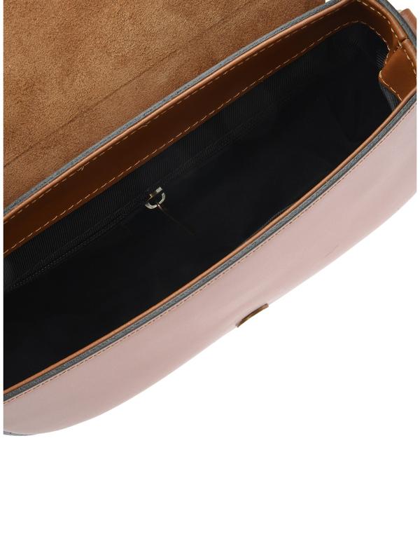 Blik in de open cognackleurige crossbodytas