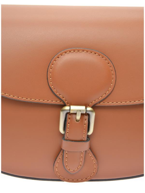 Close-up van het leer en het beslag van de cognackleurige crossbodytas