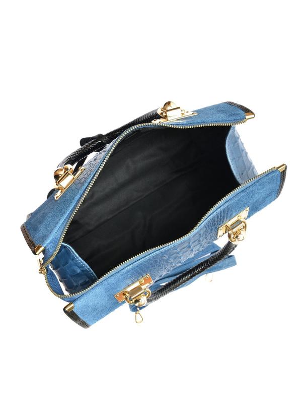 Blik in de open blauwe handtas