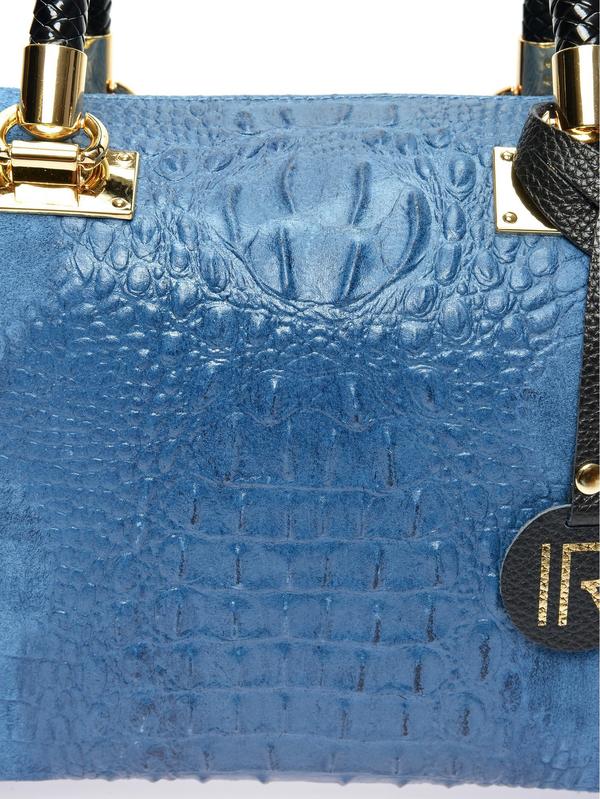 Close-up van het leer en het beslag van de blauwe handtas