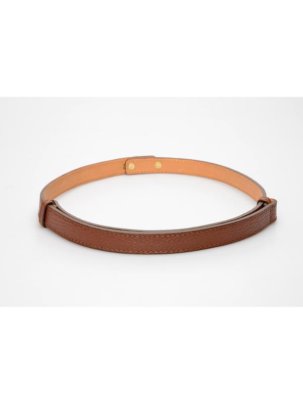 De bruine riem van de achterkant, met de naturelkleurige binnenzijde