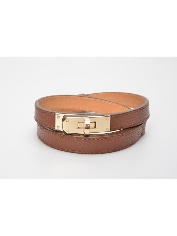 Close-up van het goudkleurige draaislot van de bruine riem