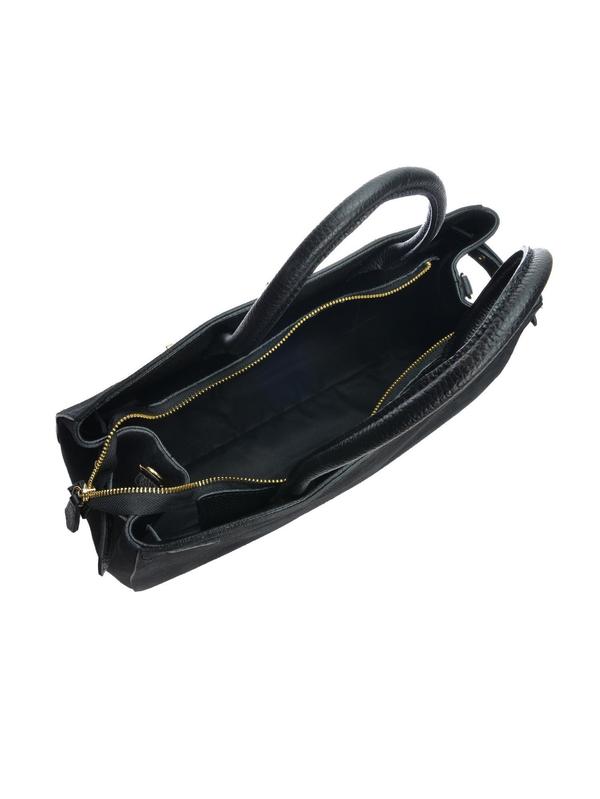 Blik in de open zwarte shopper