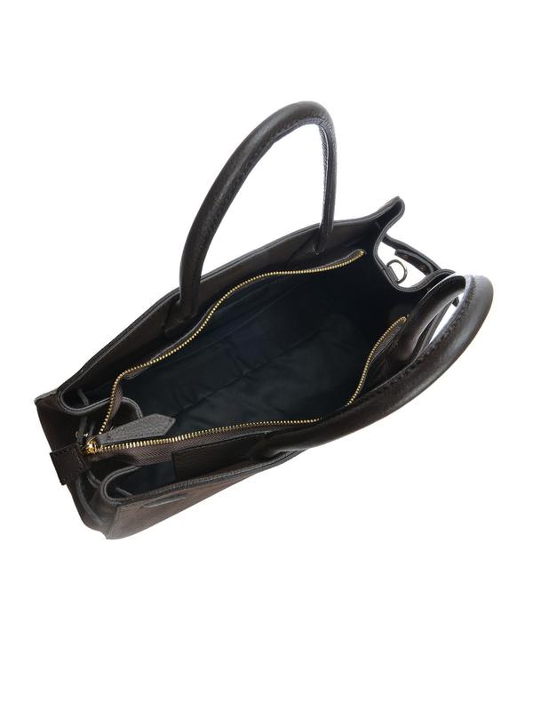 Blik in de open donkerbruine shopper