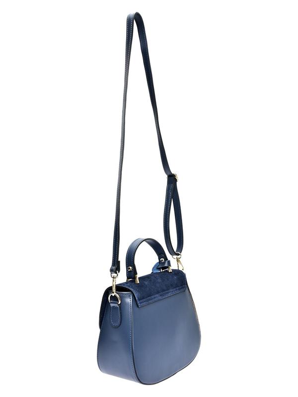 De blauwe tas van achteren