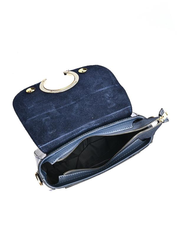 Blik in de open blauwe tas