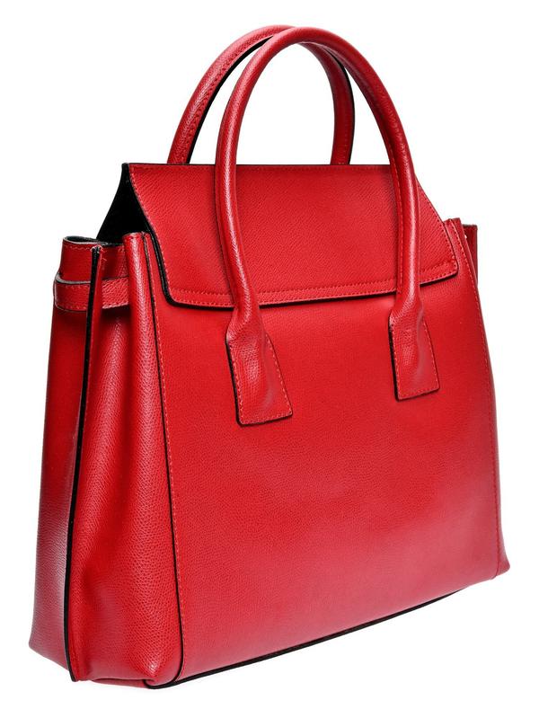 De rode tas van achteren