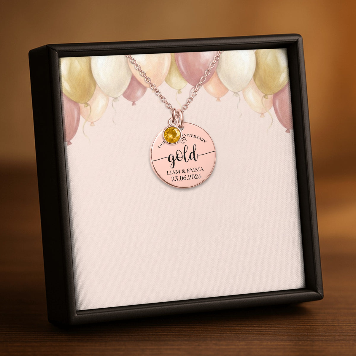 De muntketting met geboortesteen in roségoud, in een geschenkdoosje