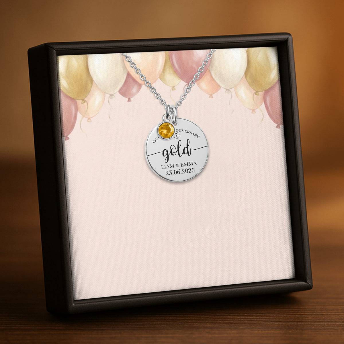 De muntketting met geboortesteen in zilverkleur, in een geschenkdoosje