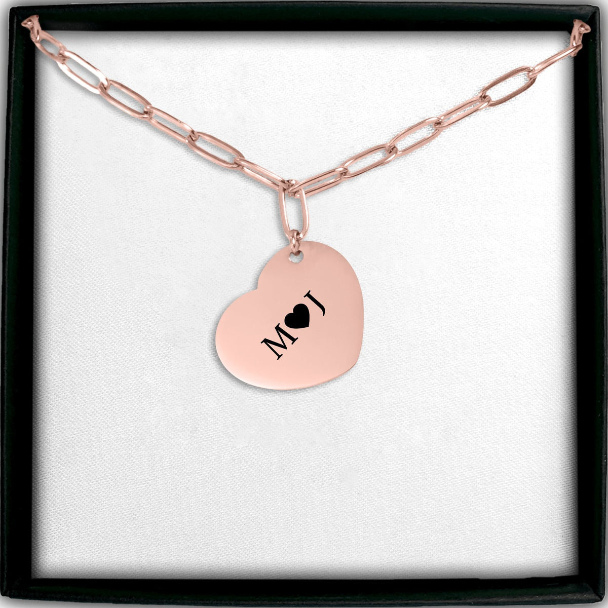 De paperclipketting met gegraveerd hartje in roségoud, in een geschenkdoosje