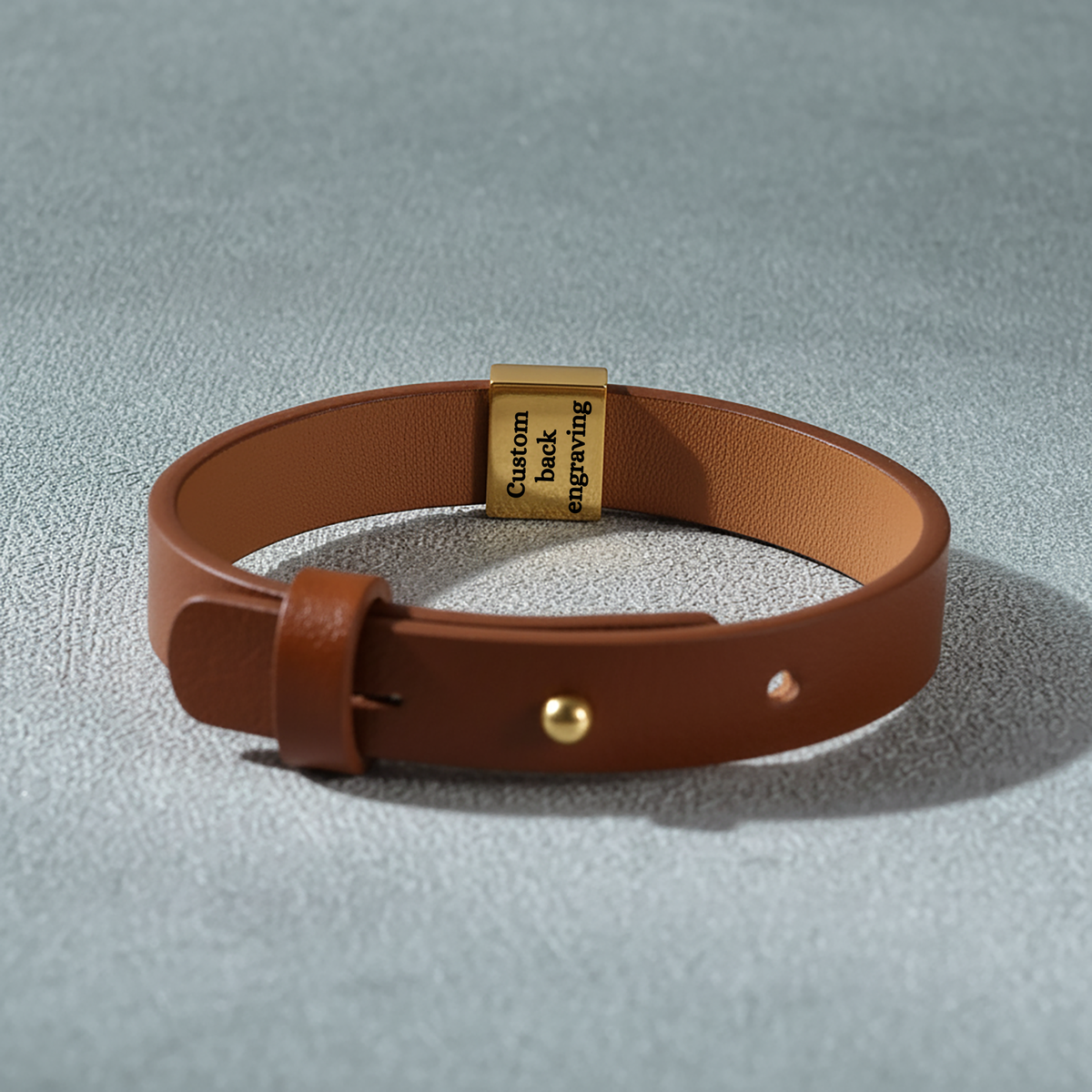 De herenarmband van kunstleer met gegraveerd plaatje