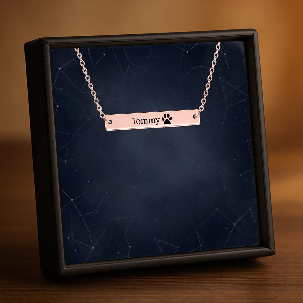 De horizontale staafketting in roségoud, in een geschenkdoosje