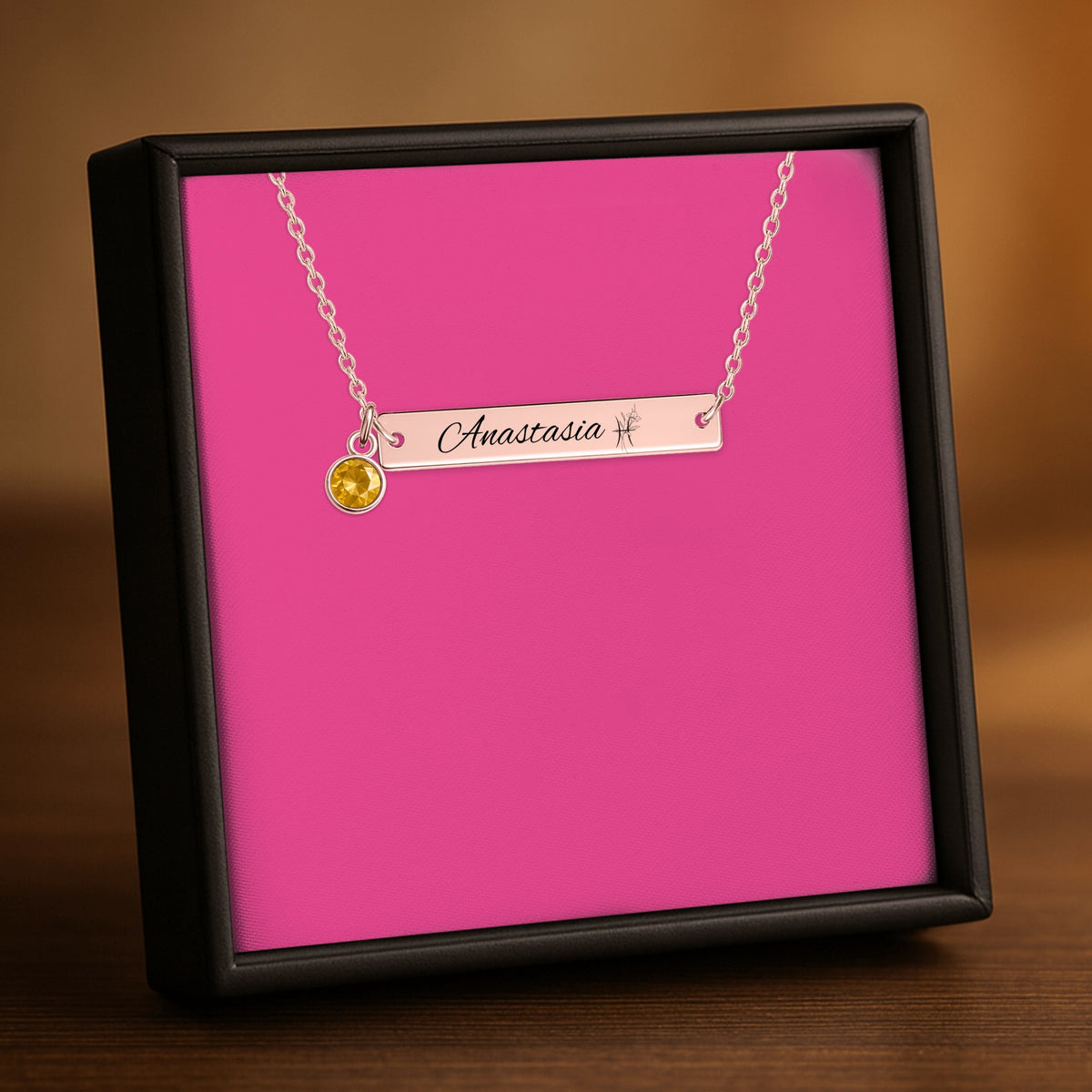 De horizontale staafketting met geboortesteen in roségoud, in een geschenkdoosje