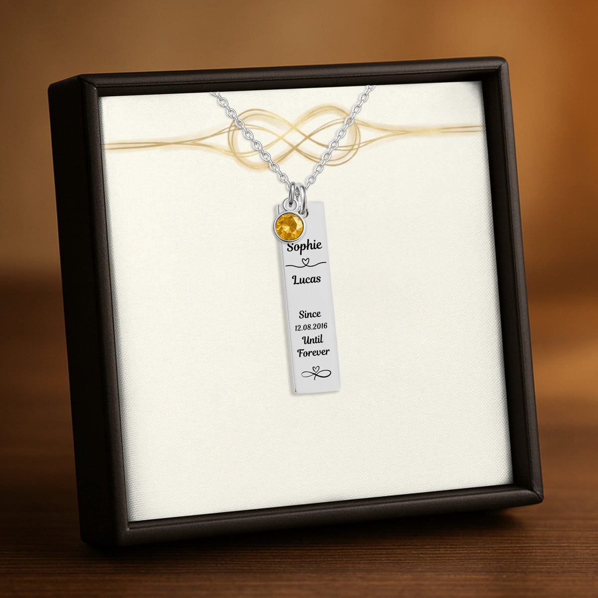 De staafketting met geboortesteen in zilverkleur, in een geschenkdoosje